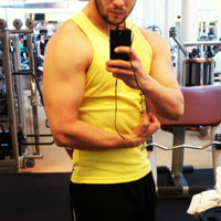 guy in gym taking selfie in mirror